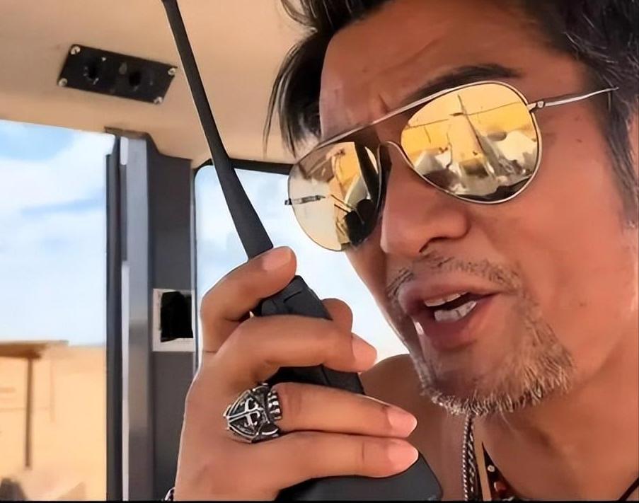 61岁港星内地工地开挖掘机，已被封杀多年，母亲仍住养老院8人间