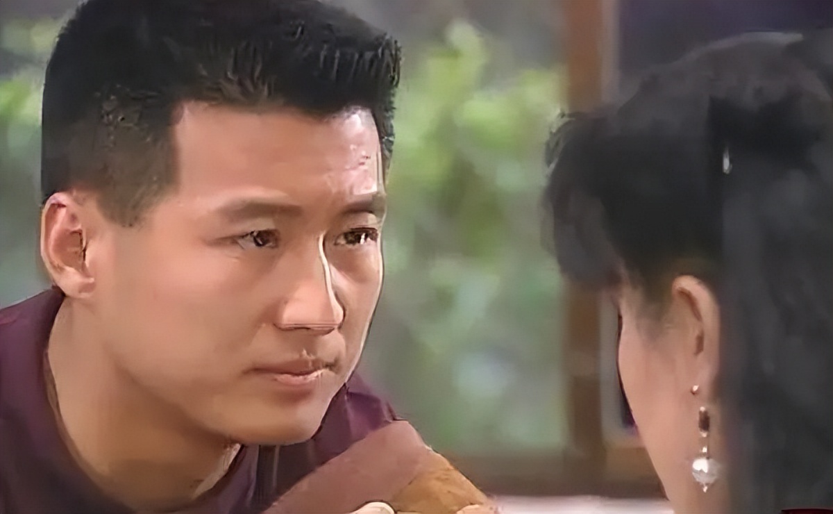 61岁港星内地工地开挖掘机，已被封杀多年，母亲仍住养老院8人间