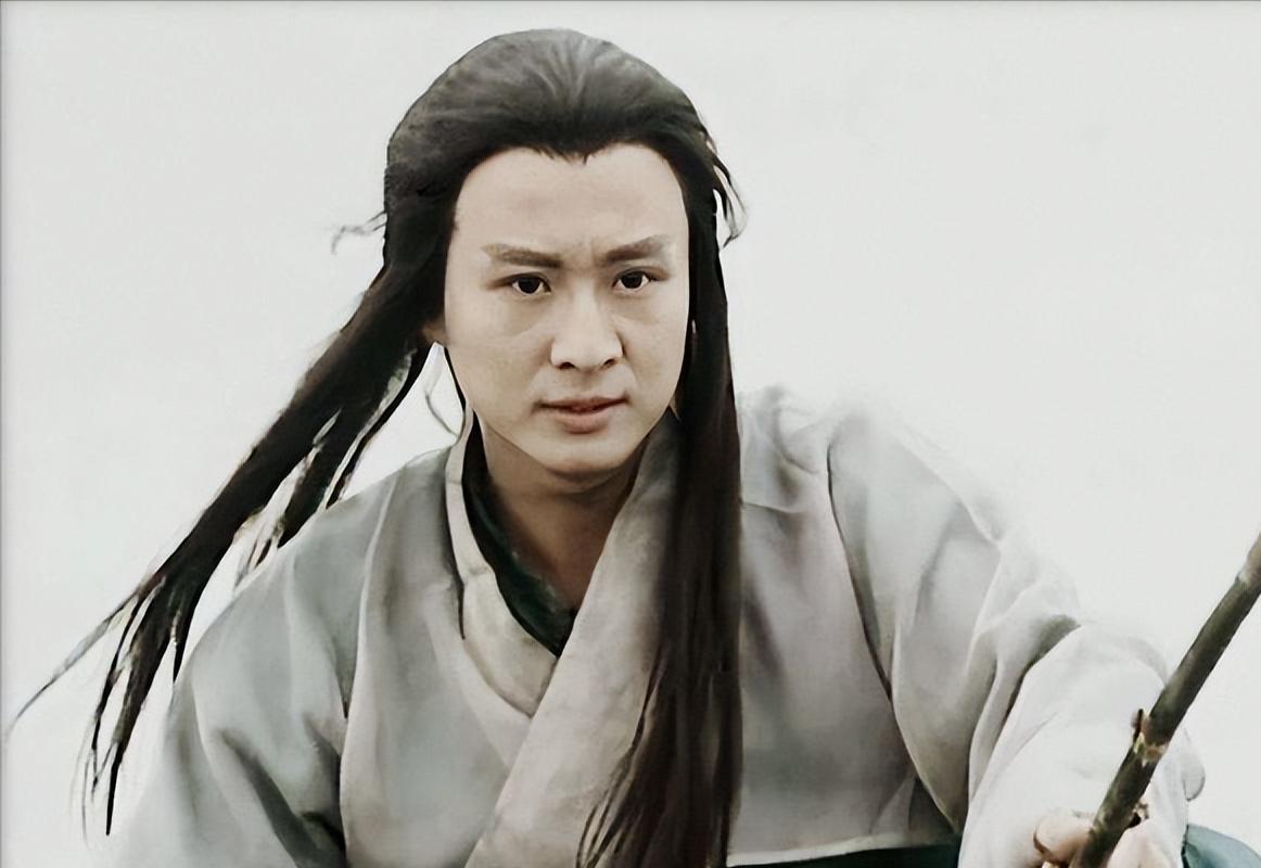 61岁港星内地工地开挖掘机，已被封杀多年，母亲仍住养老院8人间