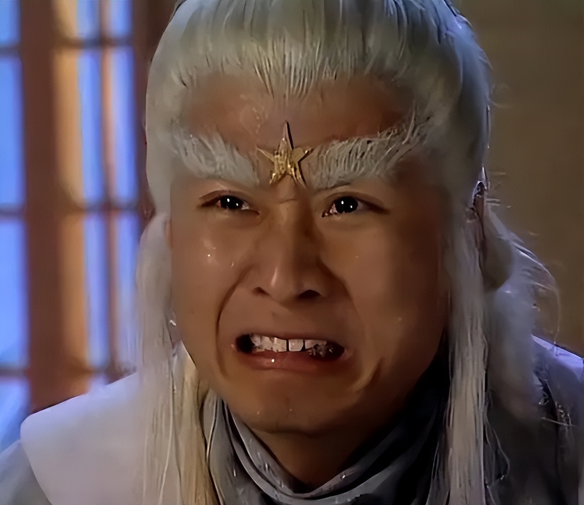 61岁港星内地工地开挖掘机，已被封杀多年，母亲仍住养老院8人间