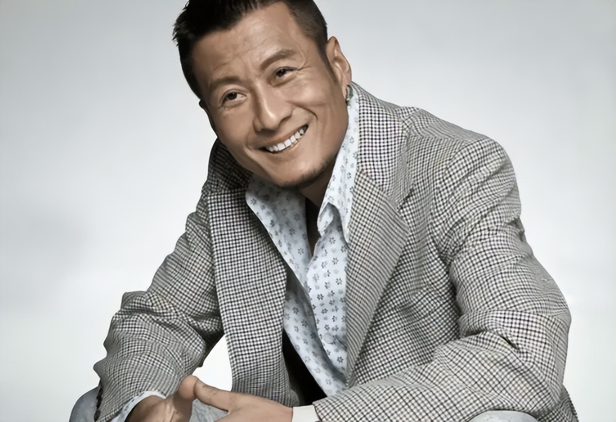 61岁港星内地工地开挖掘机，已被封杀多年，母亲仍住养老院8人间