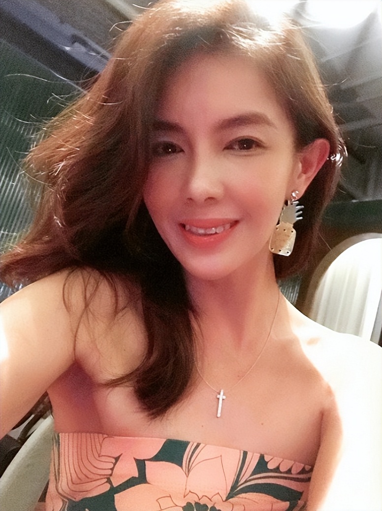 61岁港星内地工地开挖掘机，已被封杀多年，母亲仍住养老院8人间