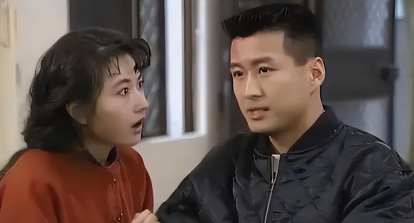 61岁港星内地工地开挖掘机，已被封杀多年，母亲仍住养老院8人间