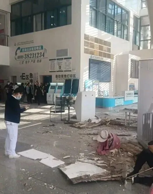 早读 | 10级大风+扬沙!5.2级地震!医院吊顶掉落!莫言来天津!海底捞报警!突发山火!知名女星道歉!两央企重组!