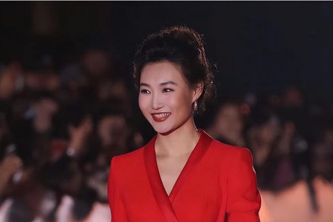央视主播李梓萌:沈阳走出的央视著名主持人,男友在雾中迷路了