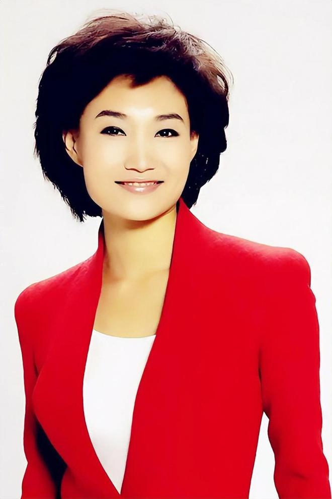 央视主播李梓萌:沈阳走出的央视著名主持人,男友在雾中迷路了