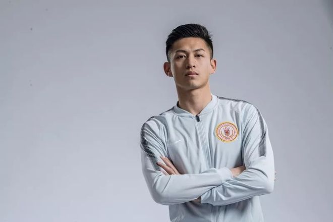 俱乐部公告：王楚正式加盟北京人和足球俱乐部