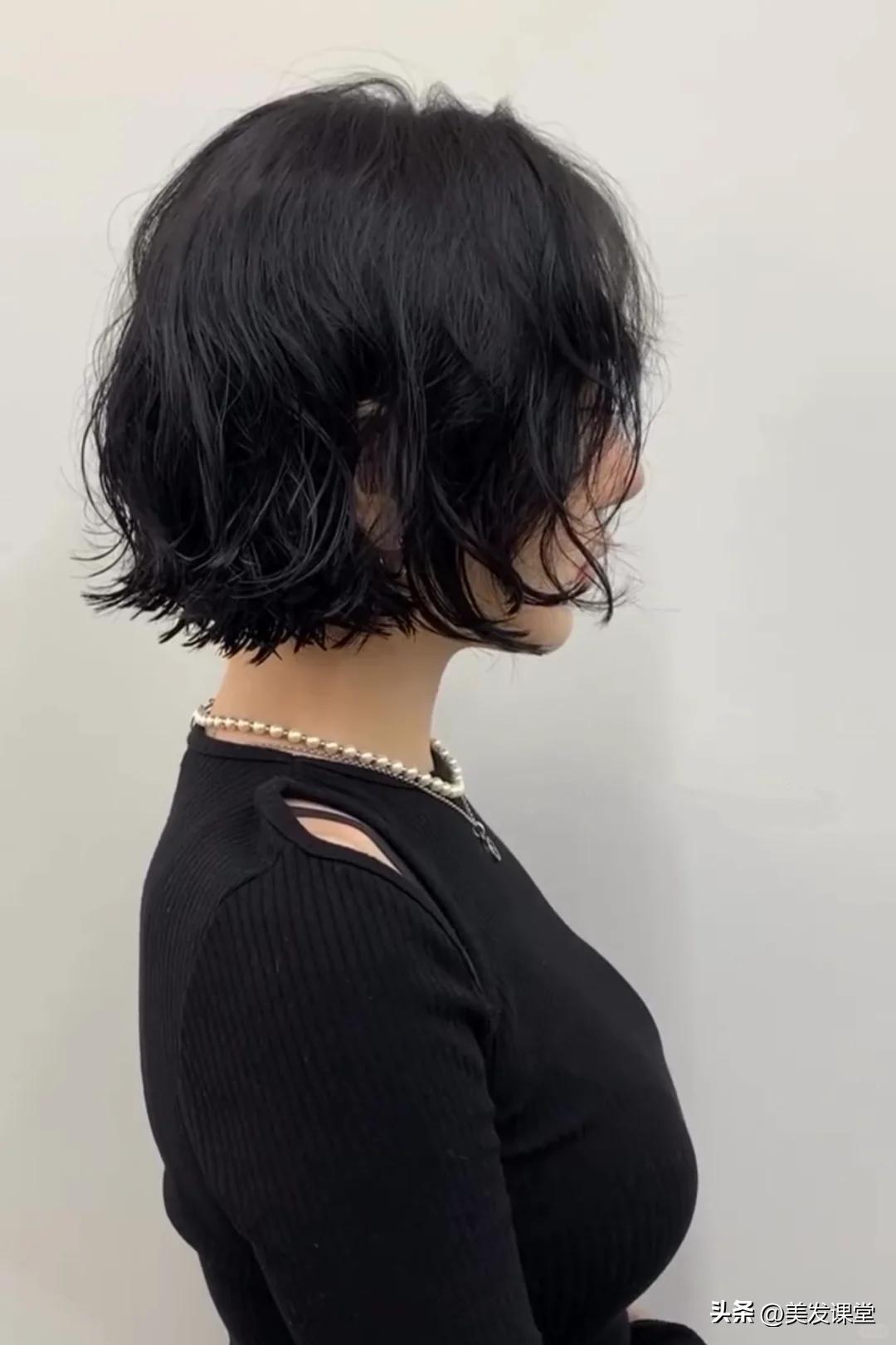 2025短发掀起了“翘头烫发”的潮流，可盐可甜，非常减龄显年轻