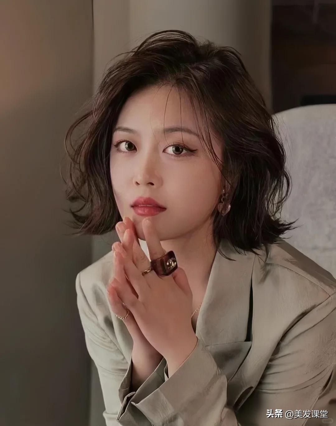 2025短发掀起了“翘头烫发”的潮流，可盐可甜，非常减龄显年轻