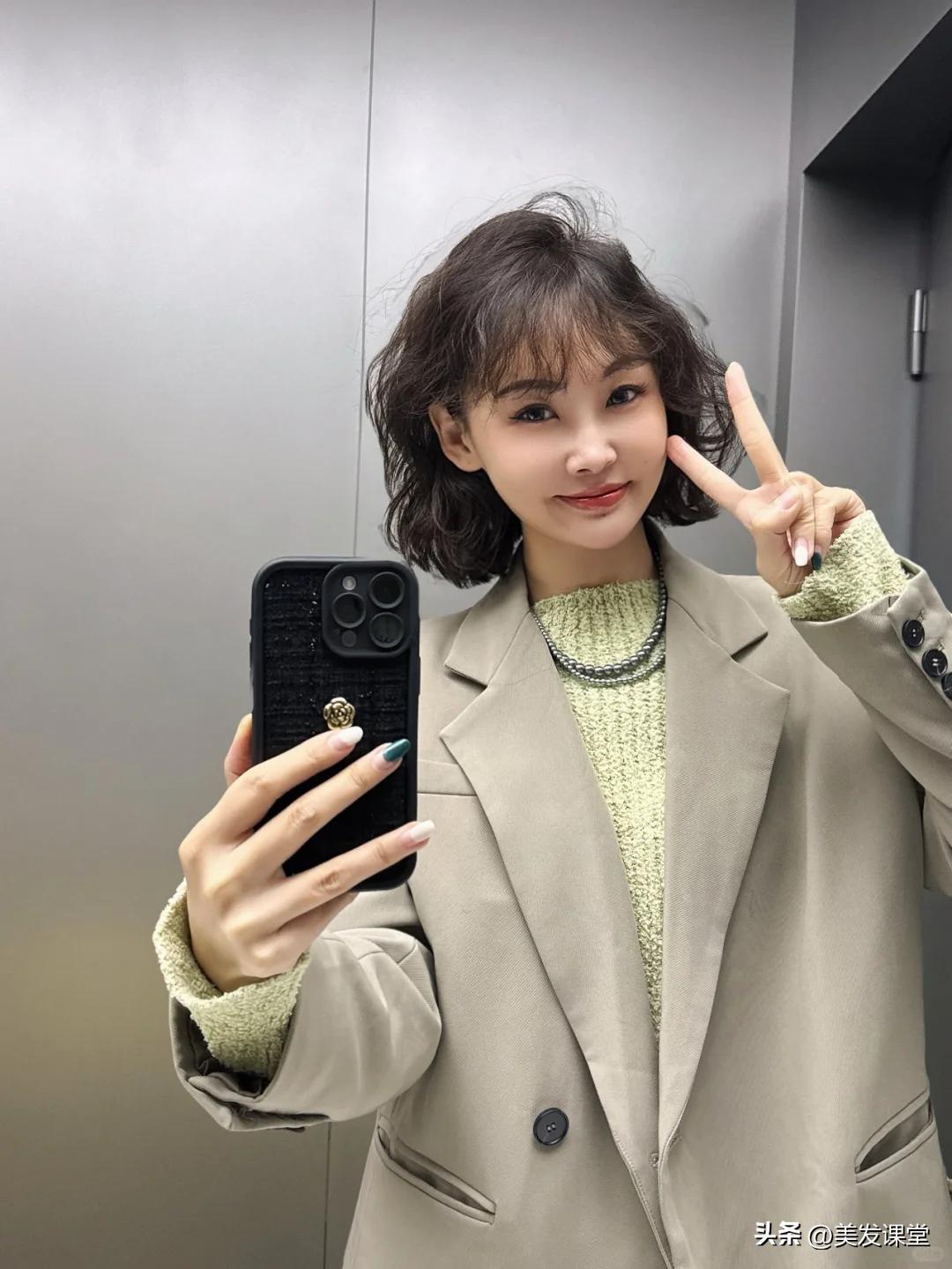 2025短发掀起了“翘头烫发”的潮流，可盐可甜，非常减龄显年轻