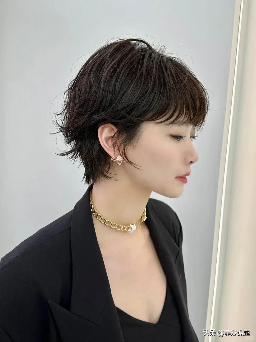 2025短发掀起了“翘头烫发”的潮流，可盐可甜，非常减龄显年轻