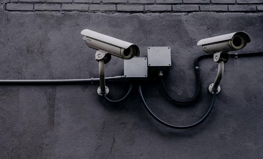 家庭监控怎么选？别再被忽悠！读懂这4个参数，比品牌更重要