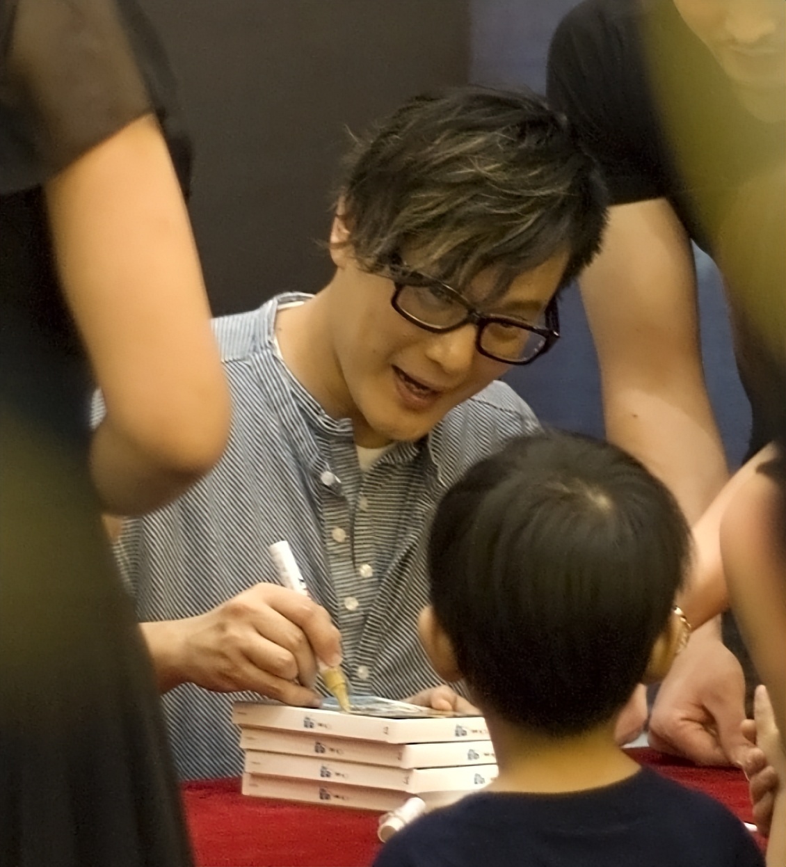 捐款30年，58岁不婚不育，张信哲落到如今这个“待遇”并不意外