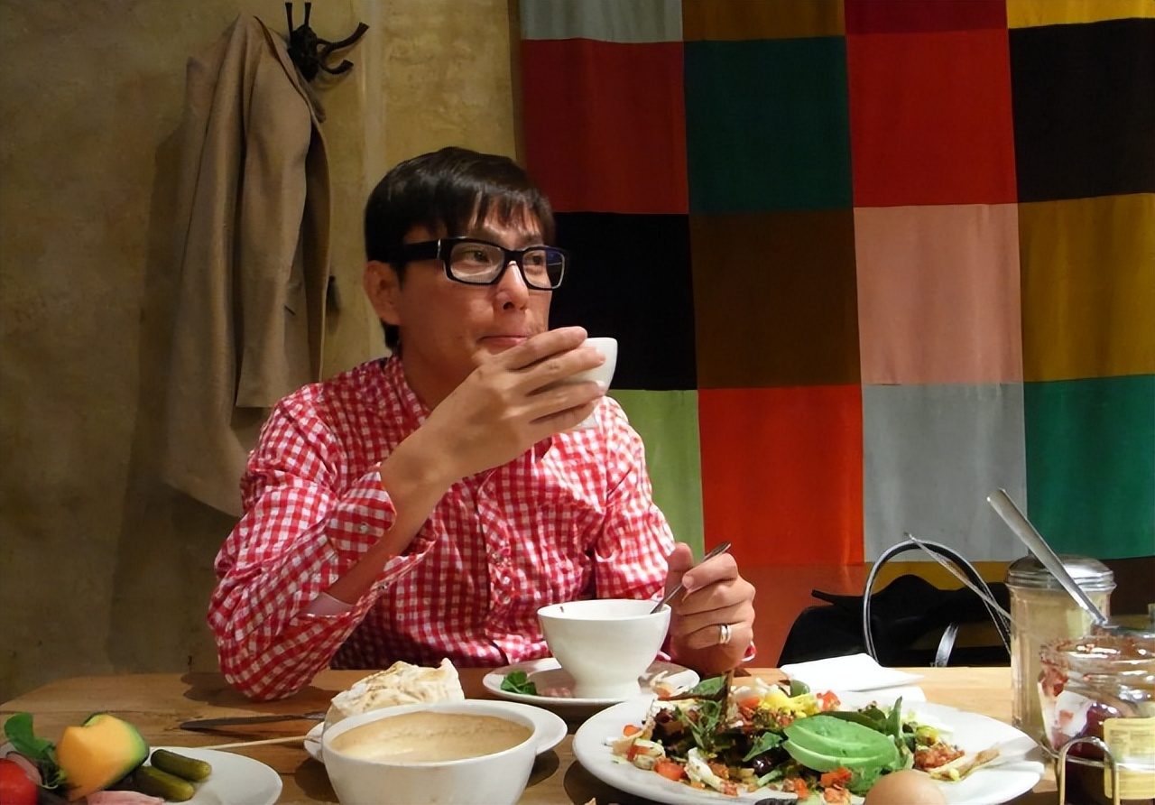 捐款30年，58岁不婚不育，张信哲落到如今这个“待遇”并不意外