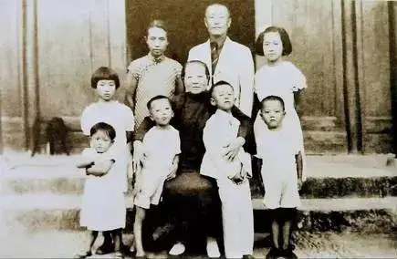 这是翁帆和杜致礼、杜致礼妹妹及三个继子3张合影，她俩都像婆婆