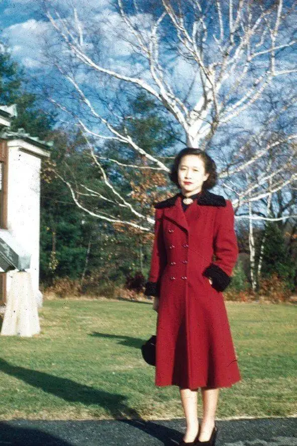 这是翁帆和杜致礼、杜致礼妹妹及三个继子3张合影，她俩都像婆婆