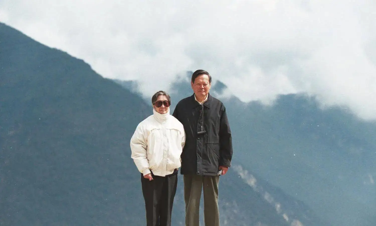 这是翁帆和杜致礼、杜致礼妹妹及三个继子3张合影，她俩都像婆婆