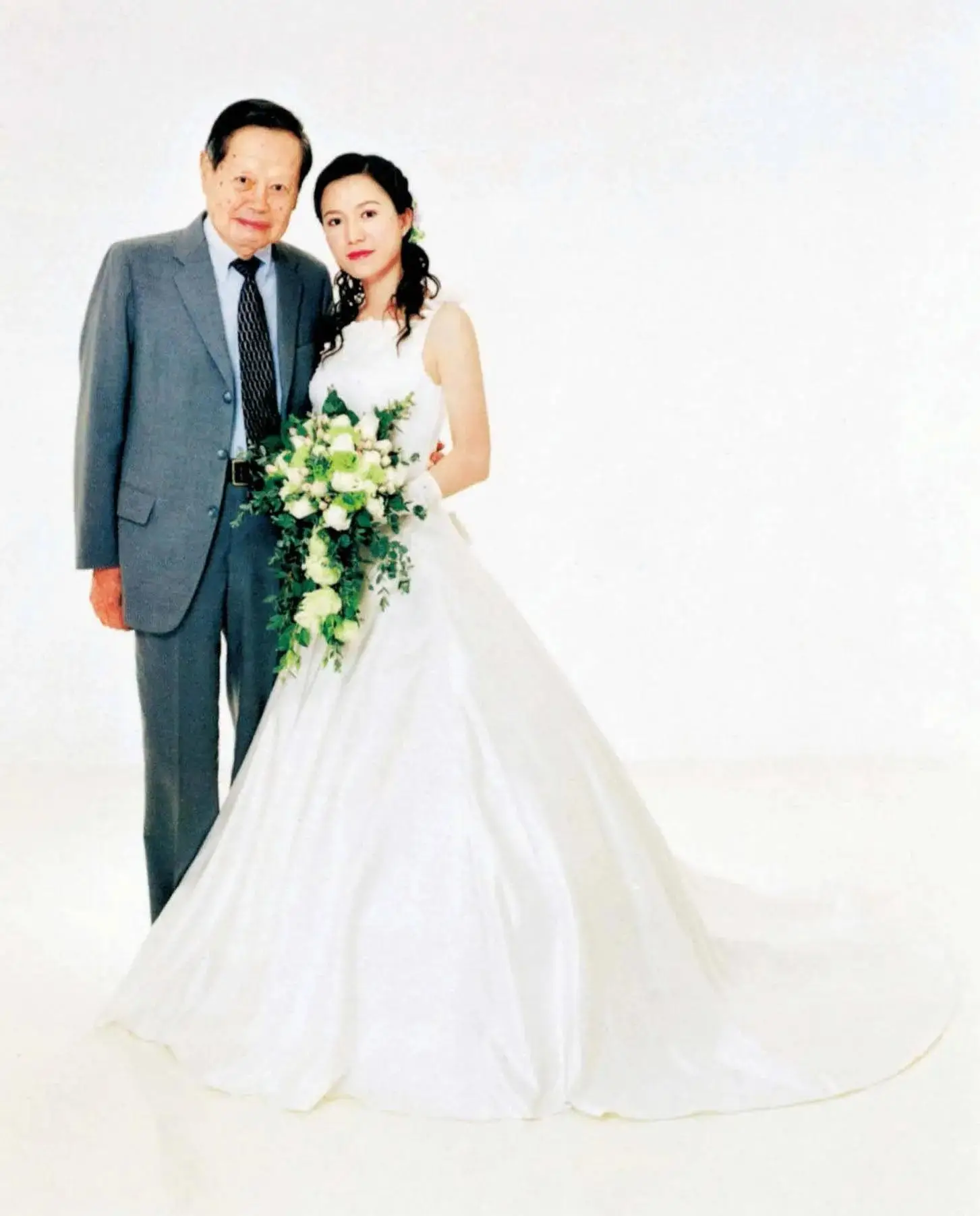 这是翁帆和杜致礼、杜致礼妹妹及三个继子3张合影，她俩都像婆婆