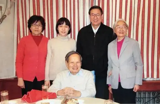 这是翁帆和杜致礼、杜致礼妹妹及三个继子3张合影，她俩都像婆婆