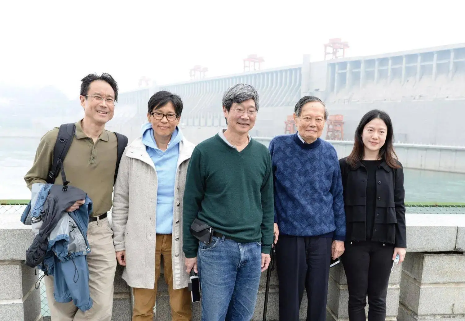 这是翁帆和杜致礼、杜致礼妹妹及三个继子3张合影，她俩都像婆婆