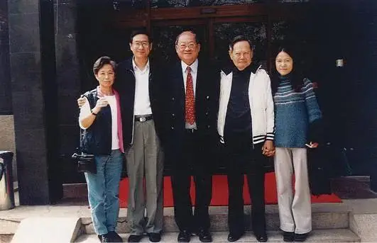 这是翁帆和杜致礼、杜致礼妹妹及三个继子3张合影，她俩都像婆婆