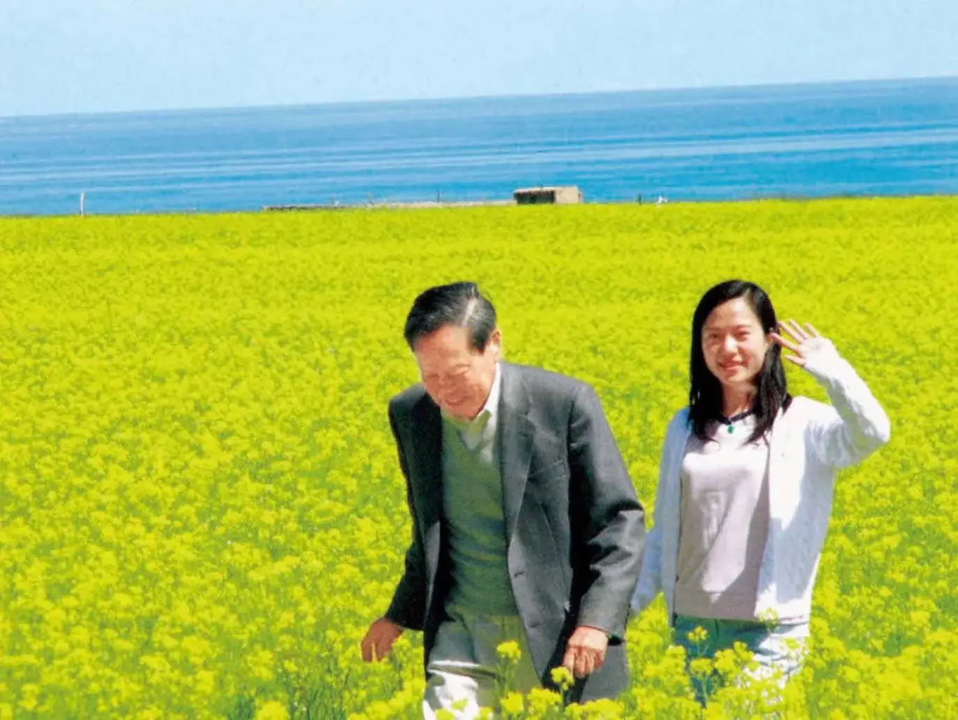 这是翁帆和杜致礼、杜致礼妹妹及三个继子3张合影，她俩都像婆婆