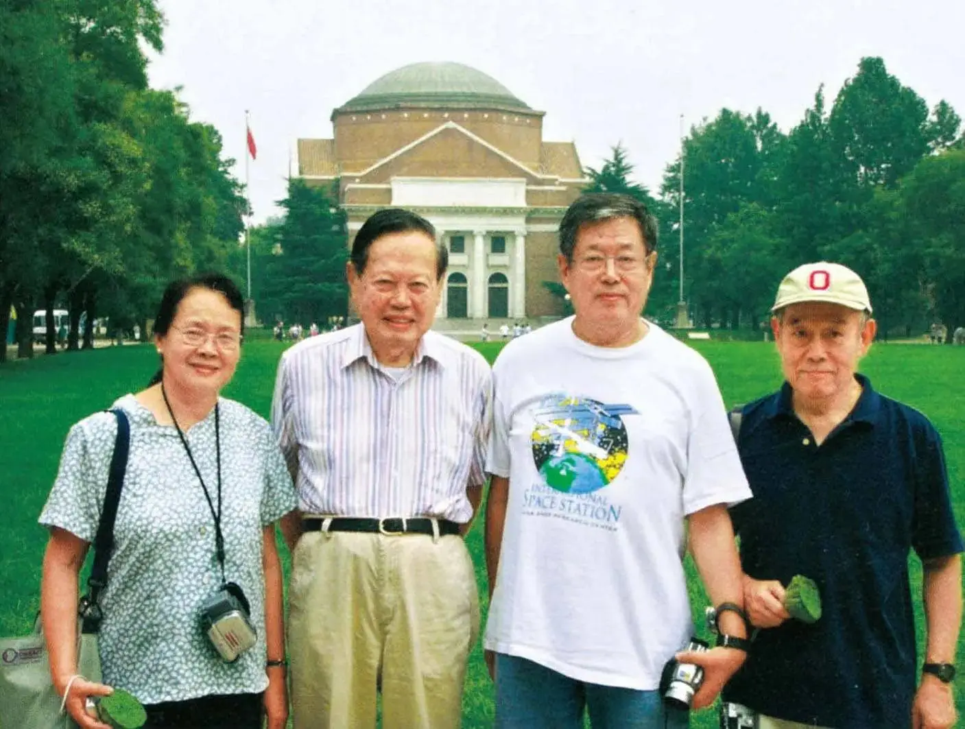 这是翁帆和杜致礼、杜致礼妹妹及三个继子3张合影，她俩都像婆婆