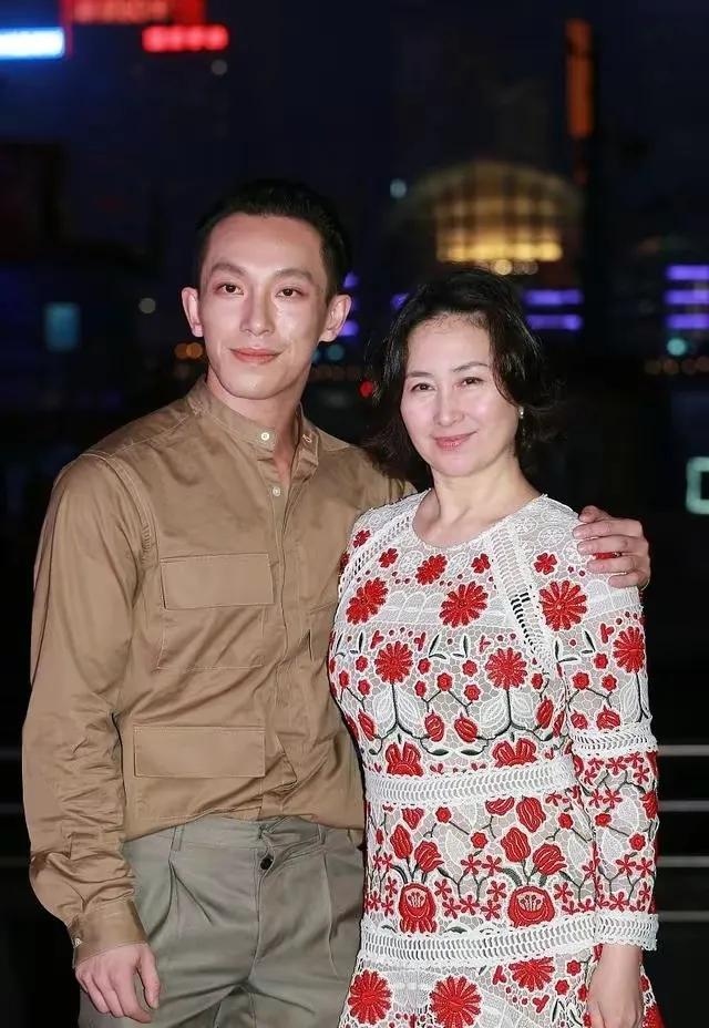 35岁后的何超琼，让我相信了，这种骨相的女人选对发型是越老越美