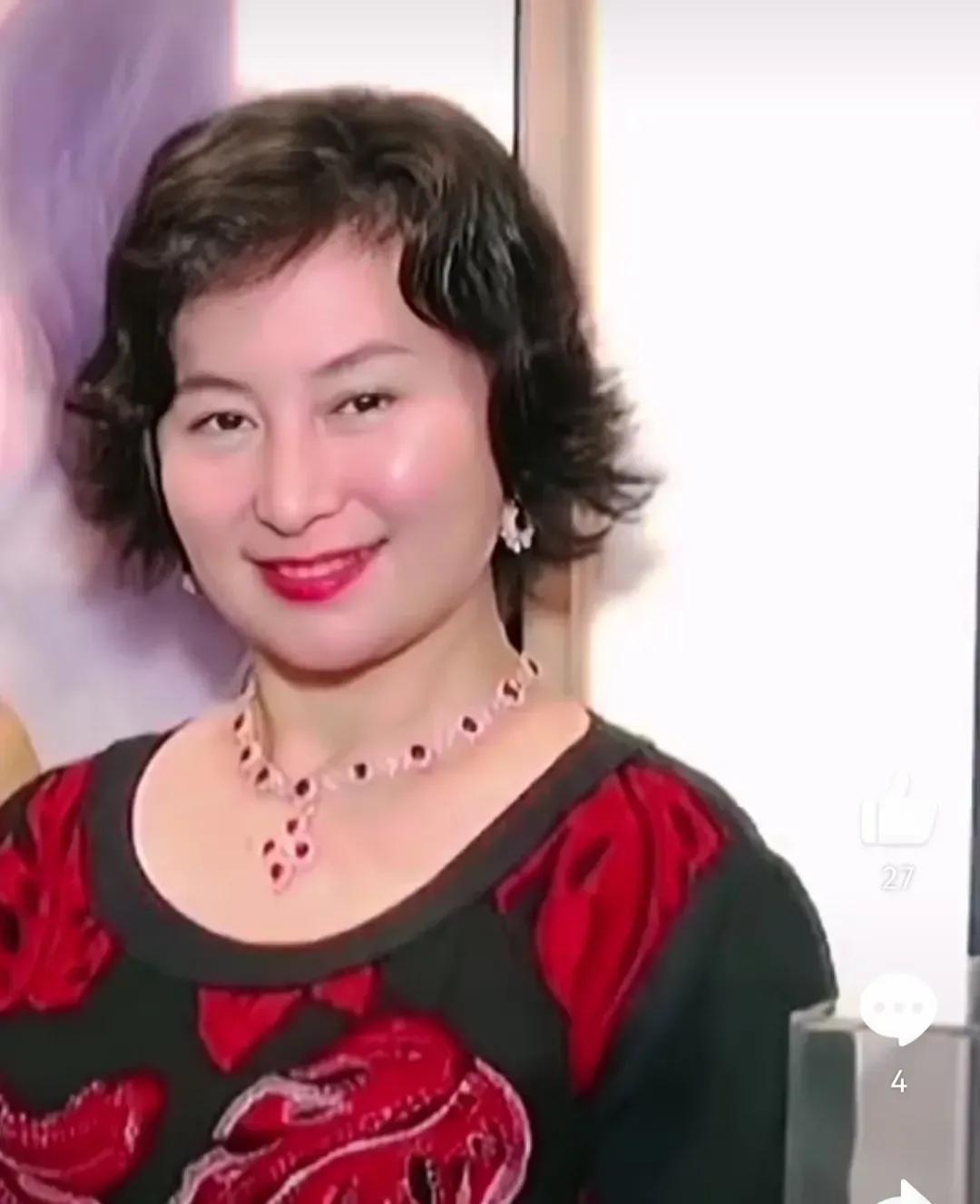 35岁后的何超琼，让我相信了，这种骨相的女人选对发型是越老越美