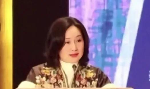 35岁后的何超琼，让我相信了，这种骨相的女人选对发型是越老越美