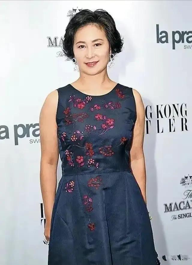 35岁后的何超琼，让我相信了，这种骨相的女人选对发型是越老越美