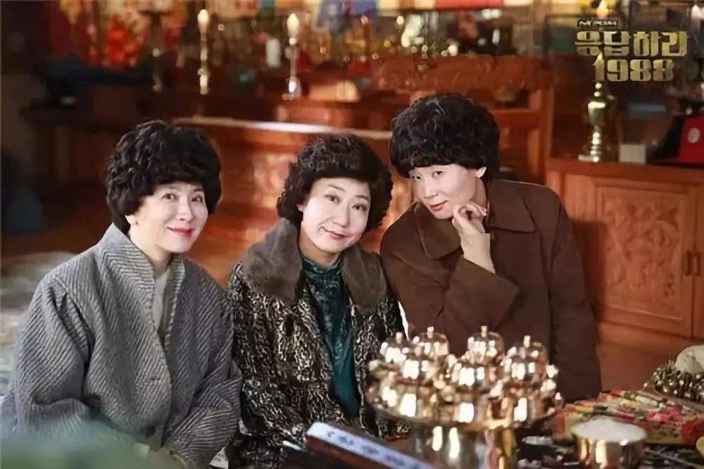 45岁以上的女人，别再留羊毛卷黑长直，这3种发型减龄好打理