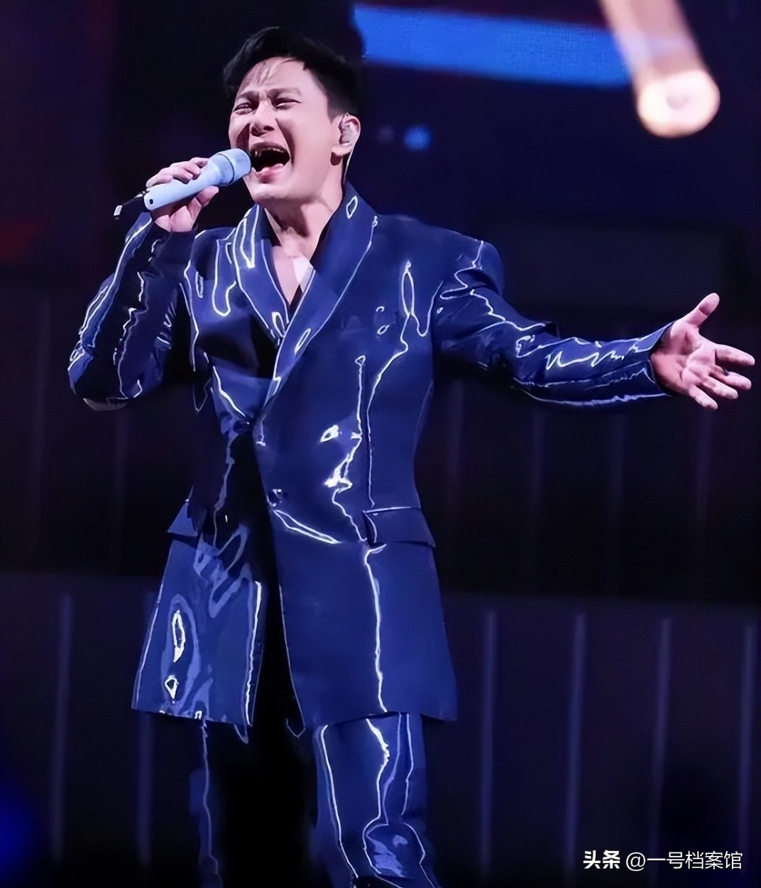 张信哲演唱会猥亵后续,知情人曝光现场视频,这一幕太令人恶心