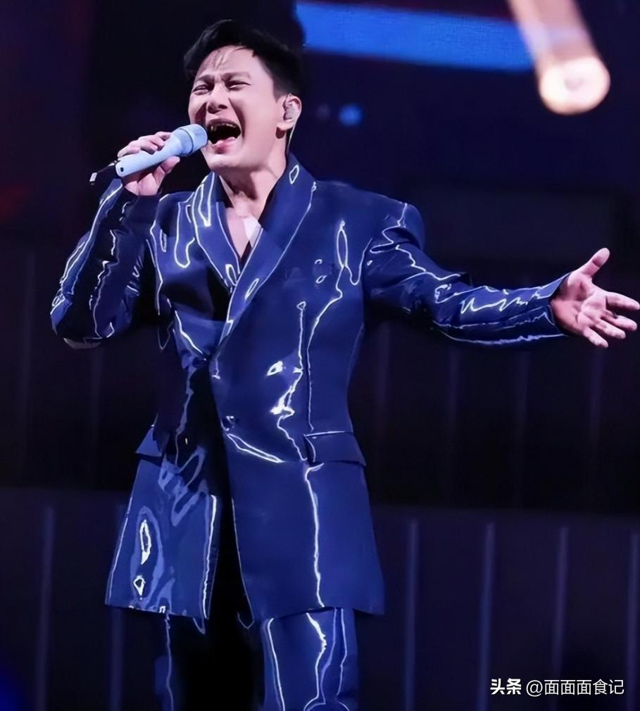 张信哲演唱会猥亵后续，知情人曝光现场视频，这一幕太令人恶心