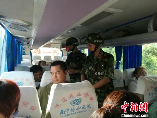 中越边境武警荷枪实弹严查过往车辆掐断走私要道