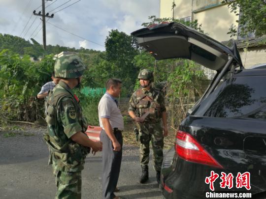 中越边境武警荷枪实弹严查过往车辆掐断走私要道