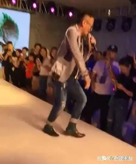 出道神似周润发，出演的角色霸占我们整个童年，今55岁靠走穴