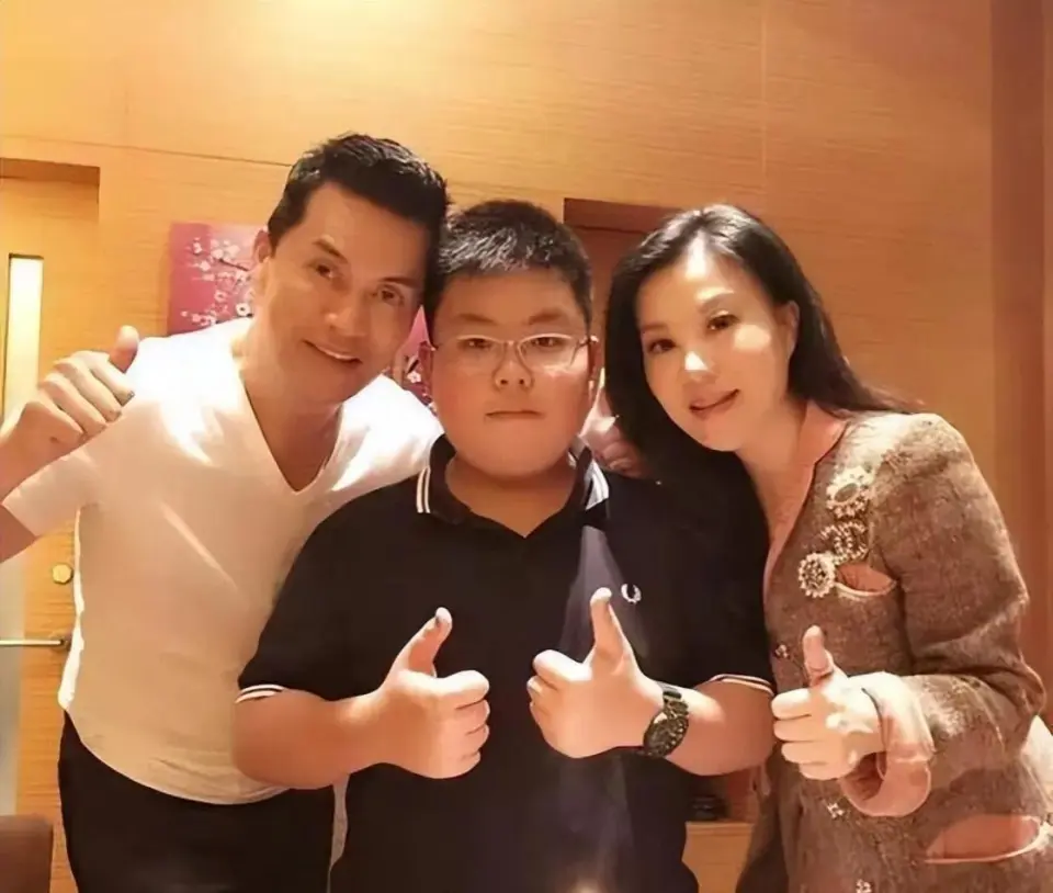 吕良伟为老婆杨小娟过生日,夫妻俩盛装打扮,和众多名流亲密合影