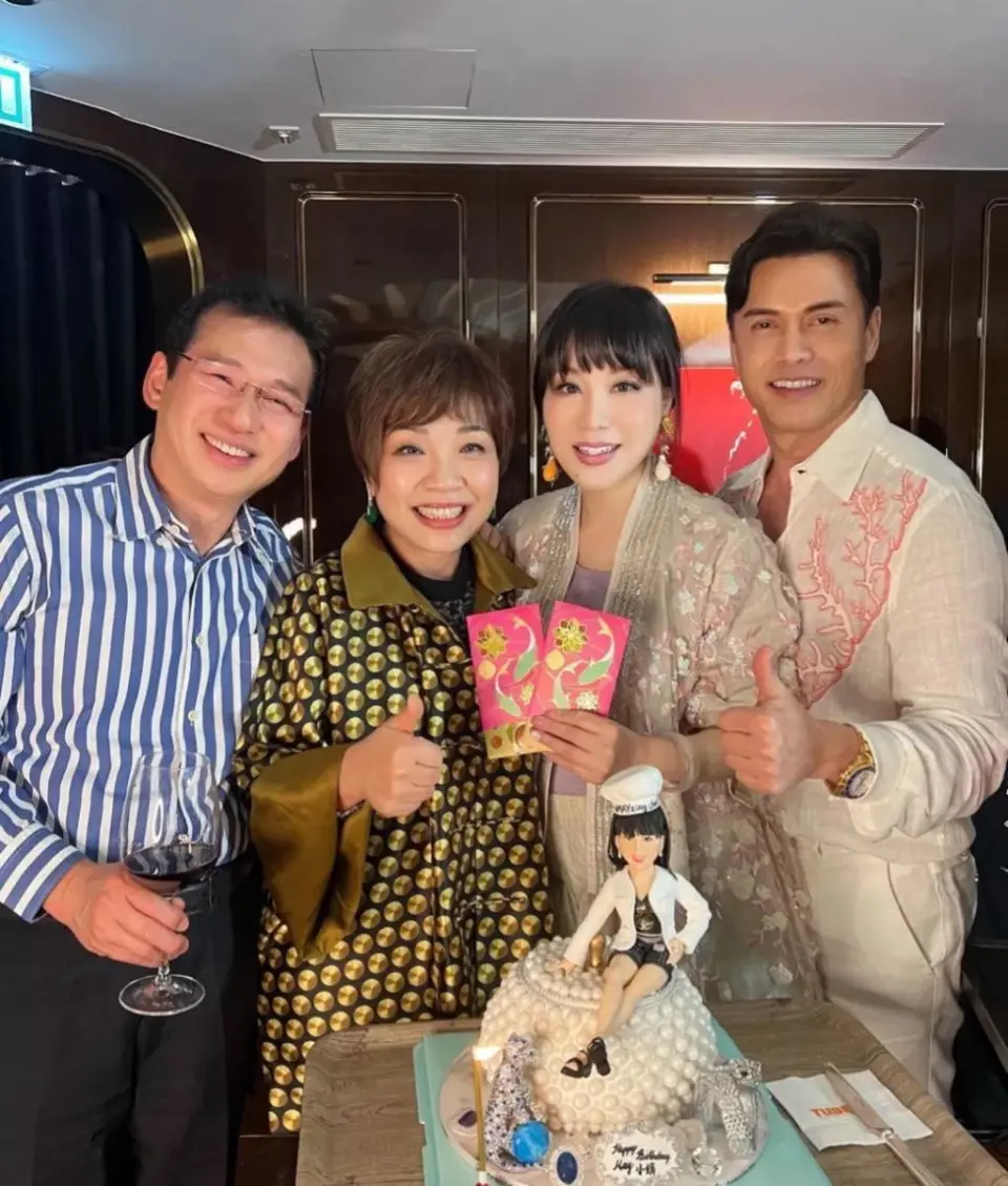 吕良伟为老婆杨小娟过生日,夫妻俩盛装打扮,和众多名流亲密合影