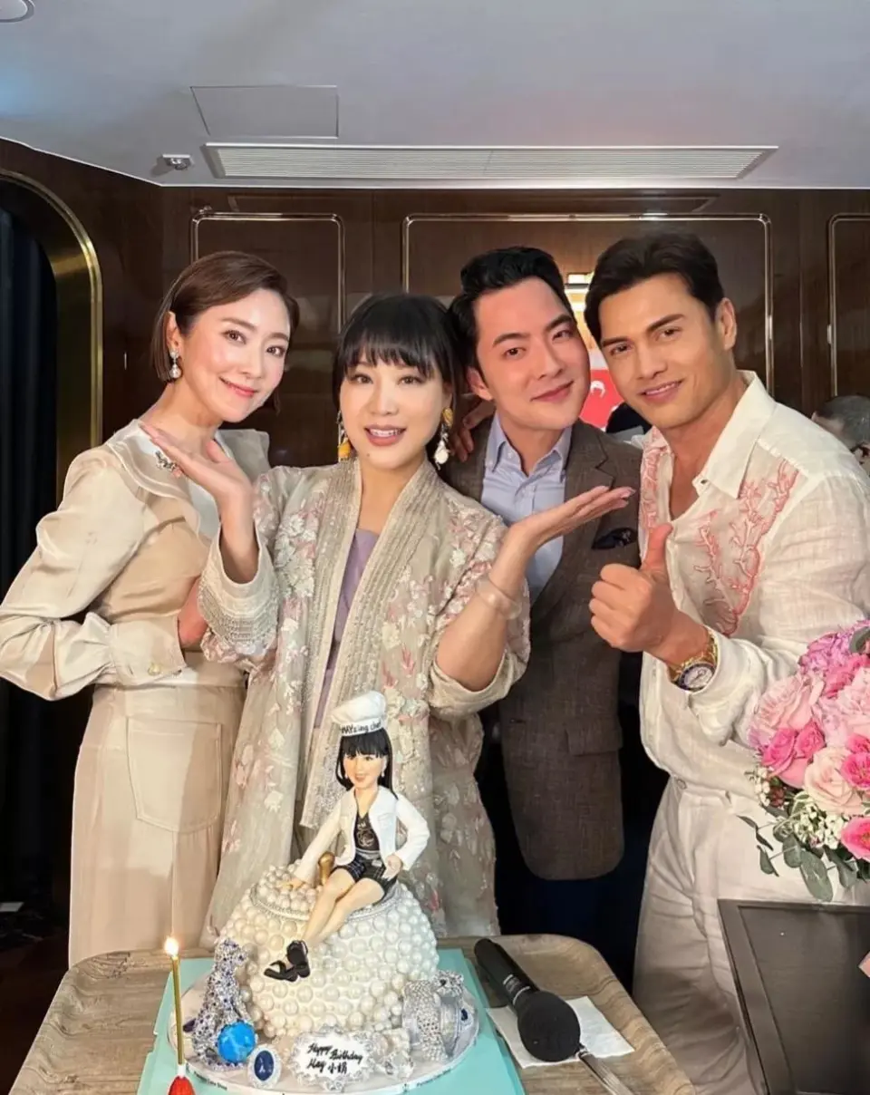 吕良伟为老婆杨小娟过生日,夫妻俩盛装打扮,和众多名流亲密合影