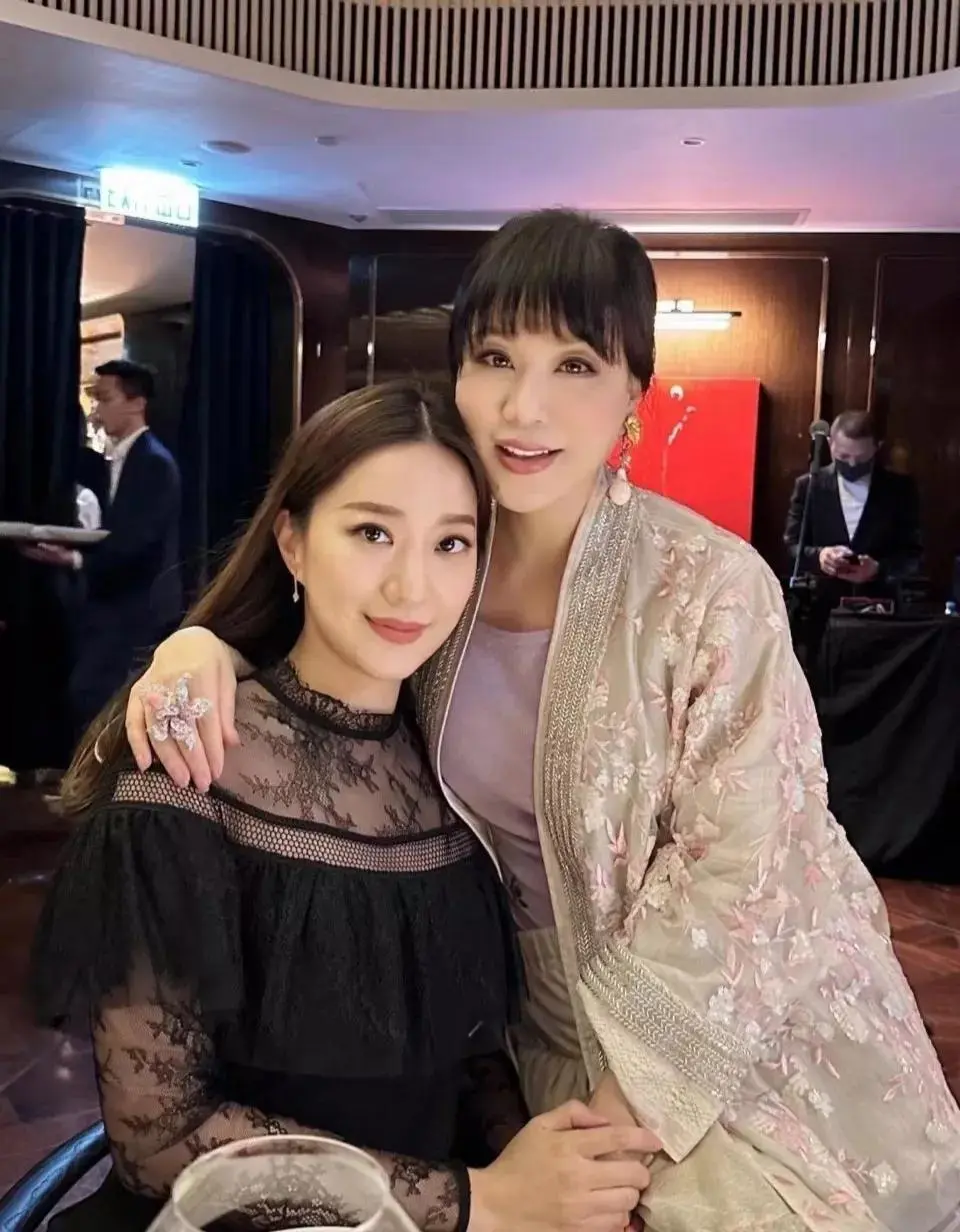 吕良伟为老婆杨小娟过生日,夫妻俩盛装打扮,和众多名流亲密合影