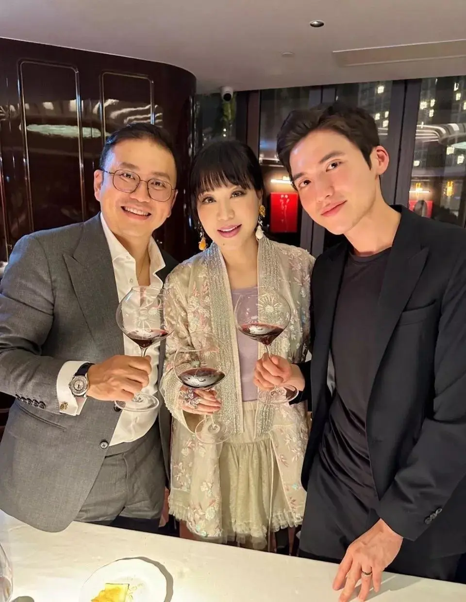 吕良伟为老婆杨小娟过生日,夫妻俩盛装打扮,和众多名流亲密合影