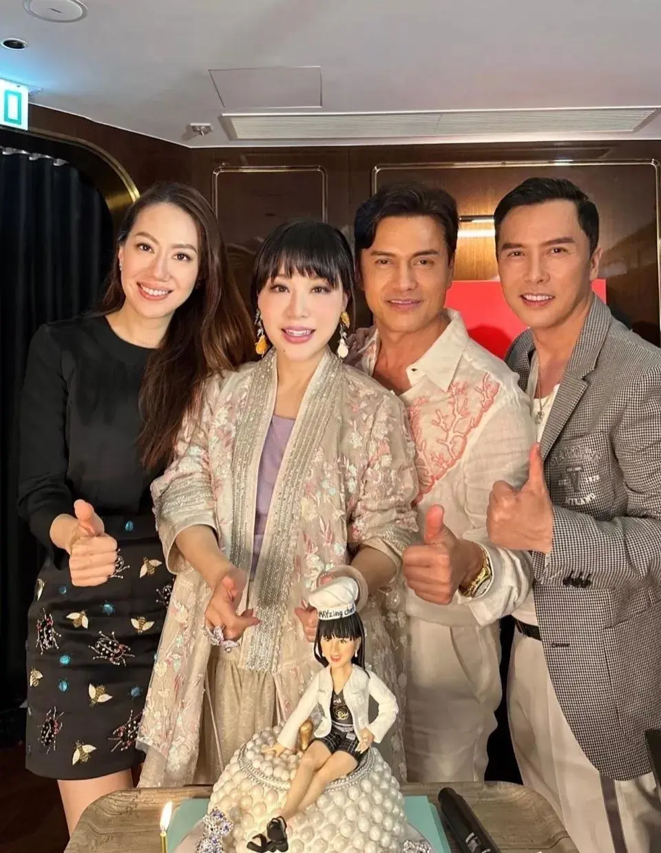 吕良伟为老婆杨小娟过生日,夫妻俩盛装打扮,和众多名流亲密合影