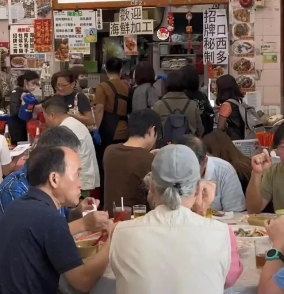 吕良伟为老婆杨小娟过生日,夫妻俩盛装打扮,和众多名流亲密合影