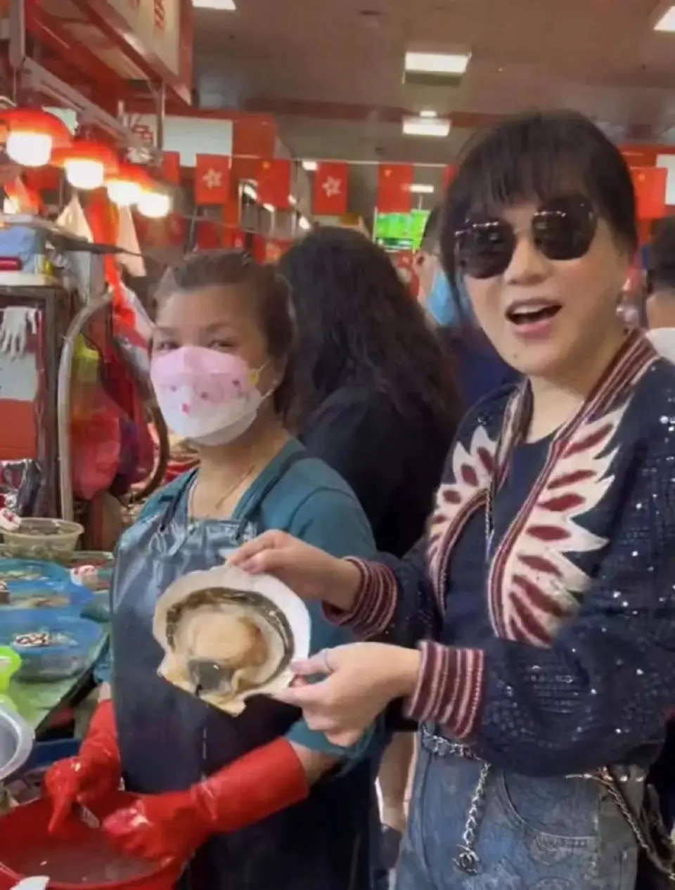 吕良伟为老婆杨小娟过生日,夫妻俩盛装打扮,和众多名流亲密合影