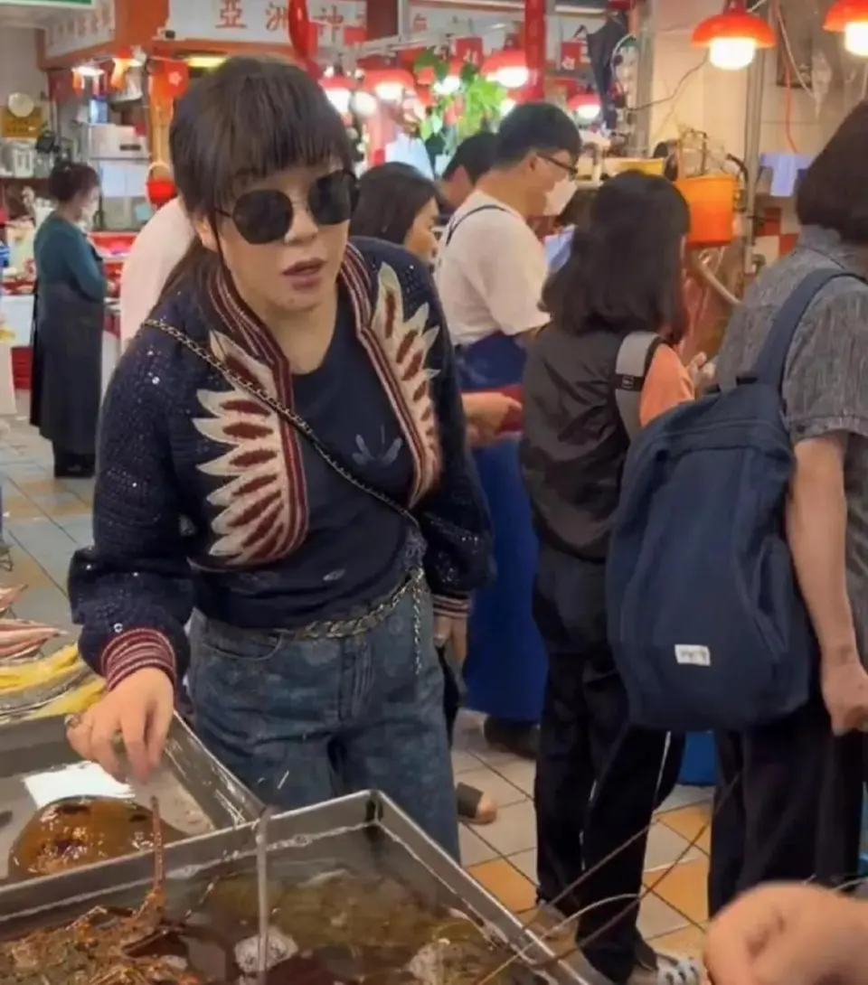 吕良伟为老婆杨小娟过生日,夫妻俩盛装打扮,和众多名流亲密合影