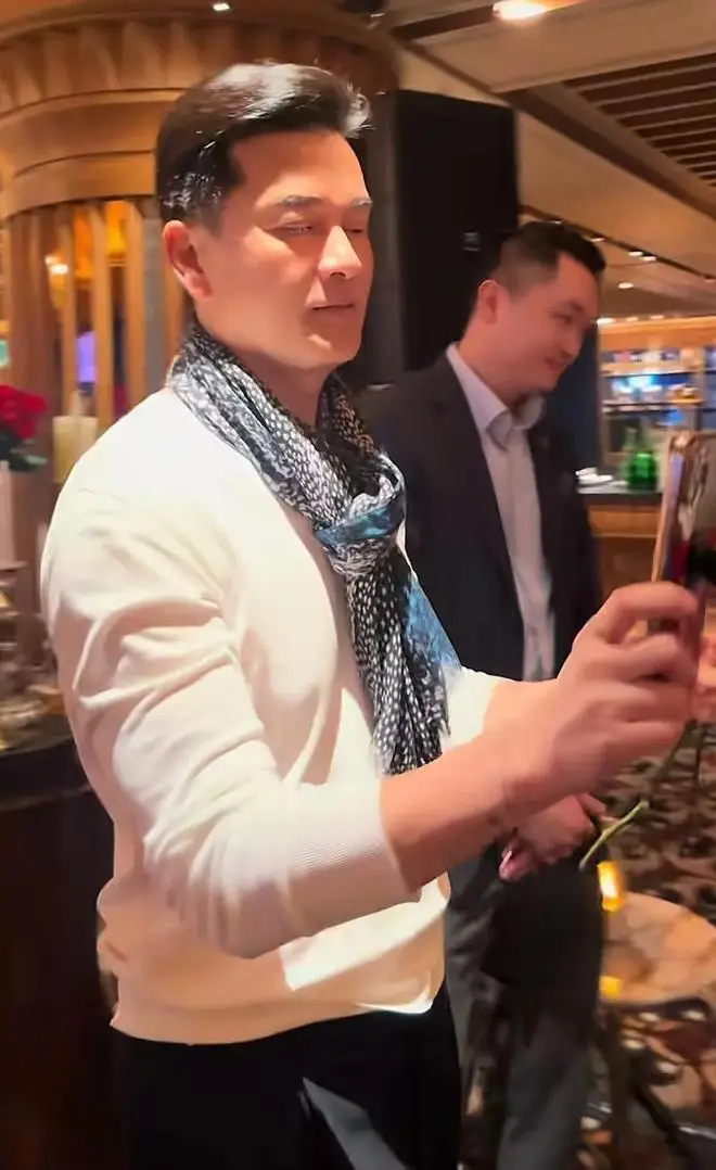 吕良伟520表白富婆妻子，送玫瑰跳舞逗爱妻开心，差15岁像同龄人