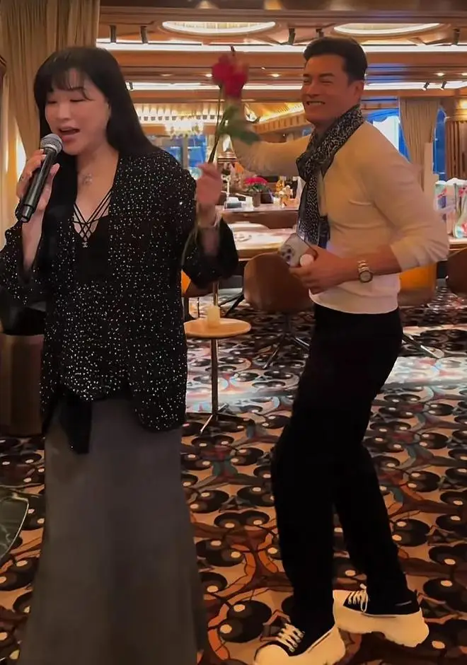 吕良伟520表白富婆妻子，送玫瑰跳舞逗爱妻开心，差15岁像同龄人