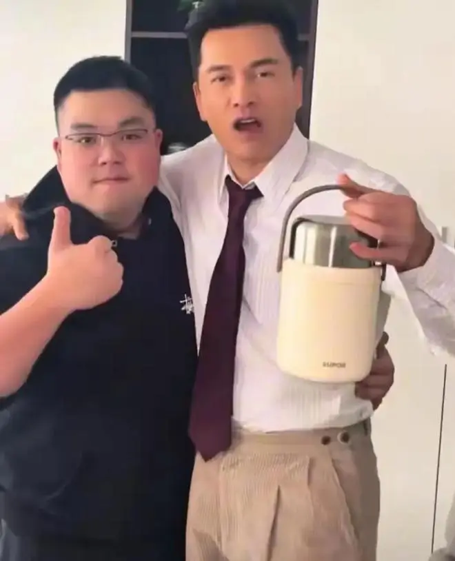 吕良伟520表白富婆妻子，送玫瑰跳舞逗爱妻开心，差15岁像同龄人