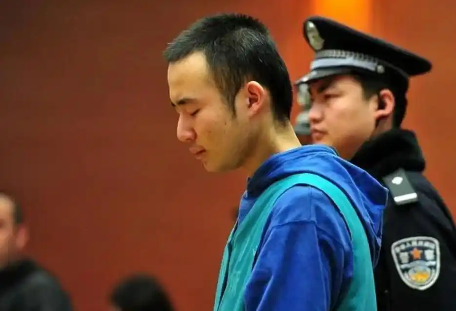 回顾：21岁药家鑫在执行死刑前，浑身颤抖求饶，父亲选择冷眼旁观